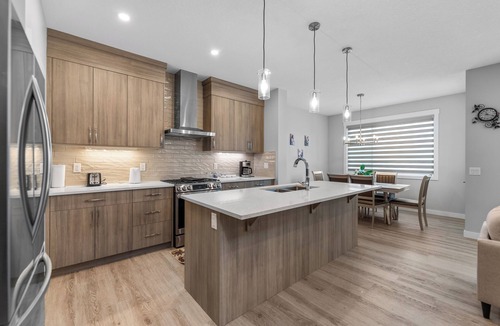 Calgary House | Brand New Modern Luxary Home | 5BR Home | YYC | Banff 1hr | Garage l King-Bed