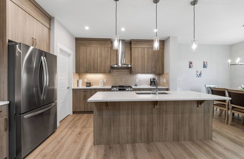Calgary House | Brand New Modern Luxary Home | 5BR Home | YYC | Banff 1hr | Garage l King-Bed