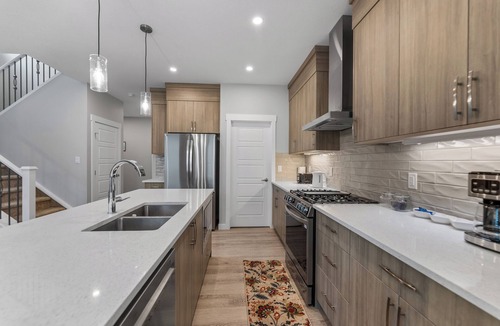 Calgary House | Brand New Modern Luxary Home | 5BR Home | YYC | Banff 1hr | Garage l King-Bed