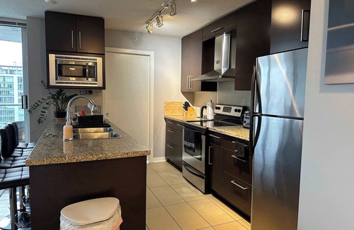Crosstown Apartment | Breathtaking Views with Sauna, Pool &Jacuzzi