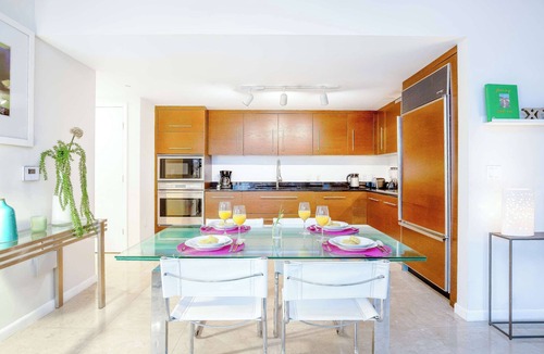 Downtown Miami Apartment | Brickell Open-Concept Suite | Walk to Riverwalk
