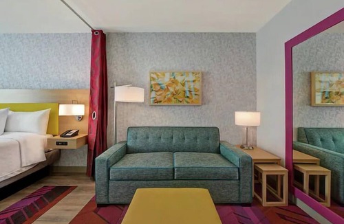 West Palm Beach Hotel | Bright 2 Queen Studio w/Kitchenette, Pool & Shuttle, 0.8mi to PBI