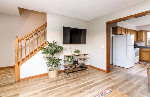 Homerville House | Bright 2BR home with private entrance