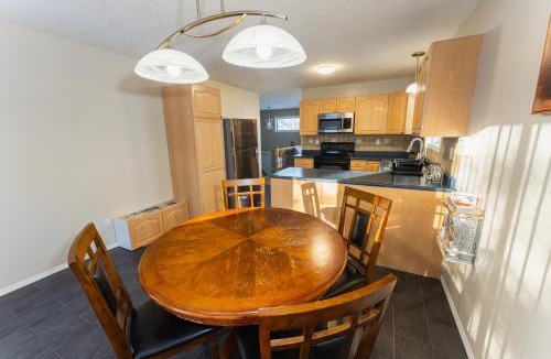 Hinton House | Bright 3BR Upper Suit, 23 min to Jasper NP