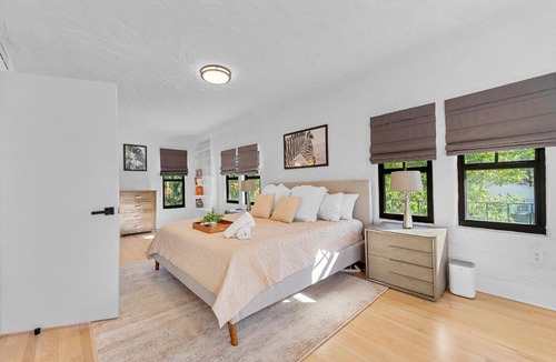 Old Northwood House | Bright 4-Bedroom Retreat with Pool and Guest Suite