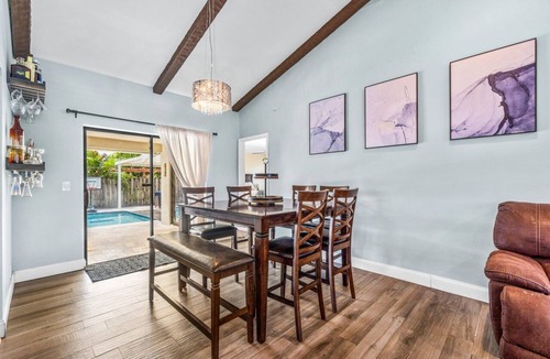 Wellington House | Bright and Comfy ~ 5 Star Location ~ Heated Pool