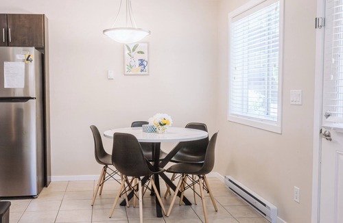 Langford House | Bright and spacious 2 bedroom suite free parking in Victoria
