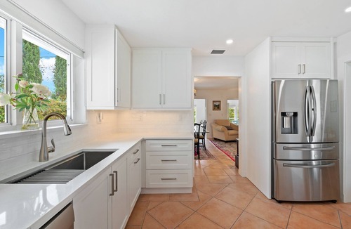 Jog Road House | Bright & Breezy Coastal Escape, Close to the Beach