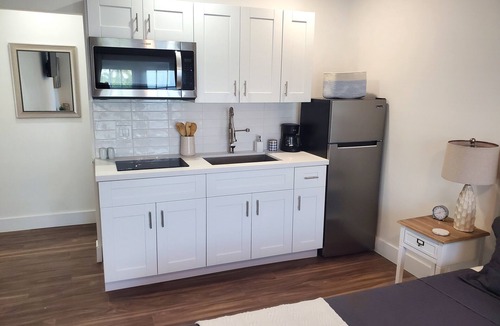 Jog Road Apartment | Bright & Cozy Studio Near Downtown Delray Beach