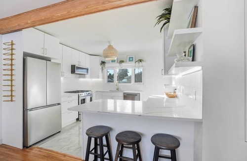 Saskatoon House | Bright & Fully Renovated Retreat - Holiday Home