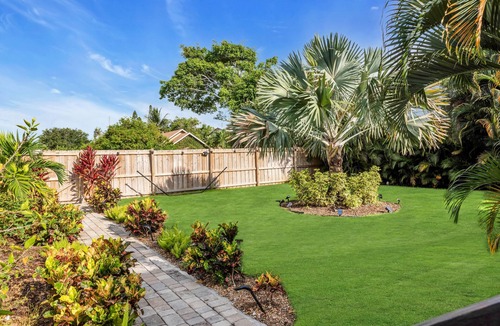 Mango Groves Condo | Bright & Fun 2BR w/HugeYard&WiFi Near Beach & WPB