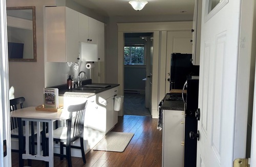 Langford Villa | Bright Garden Suite in Colwood