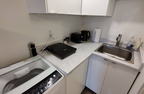 Grand Boulevard House | Bright Independent Guest Suite|Quiet, Central,Steps to Nature