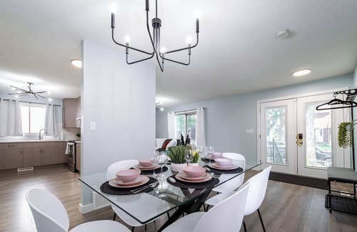 North Central Edmonton House | Bright & Modern 3 Bedrooms 5 beds Free Parking