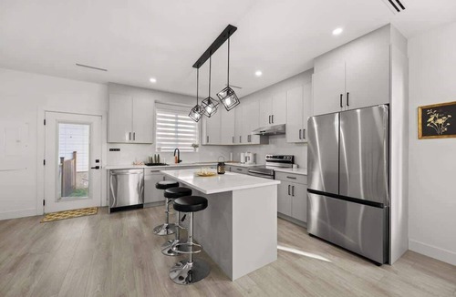 Vancouver South House | Bright Modern 3 Bedroom Suite in Vancouver