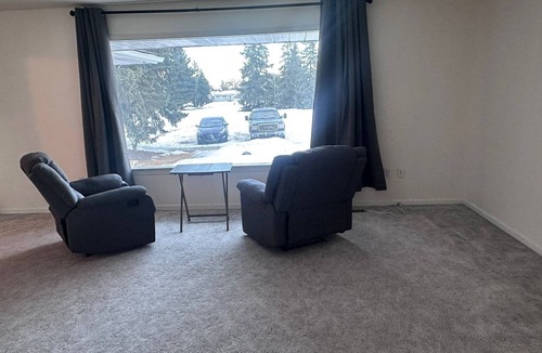 Jasper Place House | Bright Private Room in Safe Area – 10 Min Walk to Shops & Transit - Room No.3