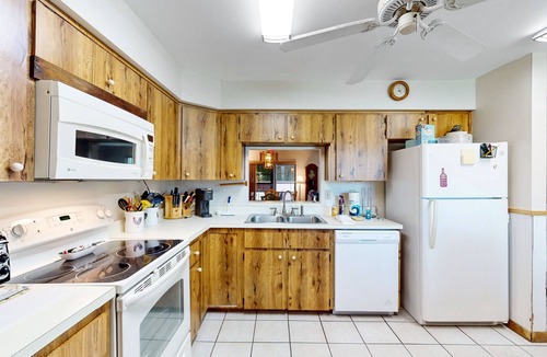 Vero Beach South House | Bright Single‑Level Coastal Stay with Glass Sunroom & Prime Beachside Location! ☀️