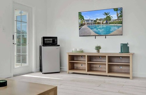Mango Groves Apartment | Bright Upper-Level 1BR Retreat w/Balcony