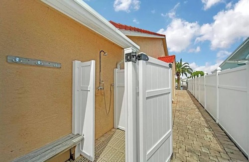 Hutchinson Island South House | Bring your boat and come enjoy island life in this canal front home!
