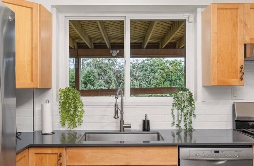 West Vancouver House | British Properties three beds garden suite