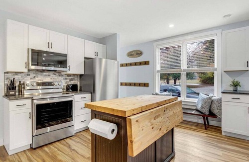 Bethel Apartment | Broad Street 1 | Pine