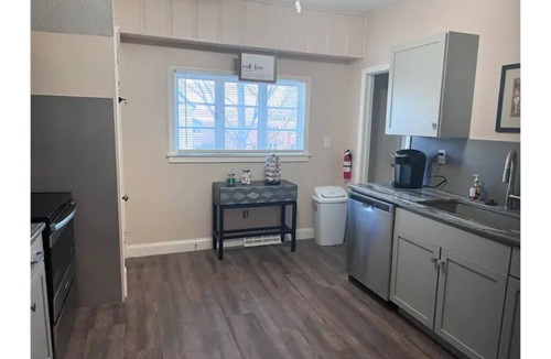 Medina House | Broadway House Vacation Home, Medina Ohio New! 6 BDRM, 2 Blocks from Town Square