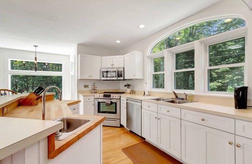 Londonderry House | Bromley; 7 min. XC skiing! 7 acres. Pond. Dogs OK.