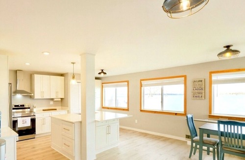St. Albans House | Brooko's Lakefront Retreat - Sunset views - 10 Minutes to St. Albans VT