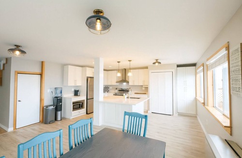 St. Albans House | Brooko's Lakefront Retreat - Sunset views - 10 Minutes to St. Albans VT