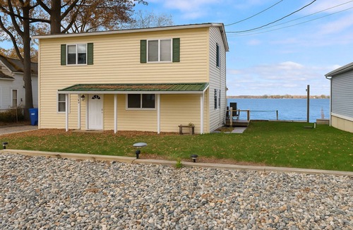 St. Albans House | Brooko's Lakefront Retreat - Sunset views - 10 Minutes to St. Albans VT