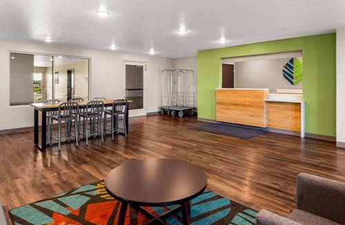 Port Saint Lucie Hotel | Budget Conscious Room w/Full Kitchen & Laundry Service - Off I-95