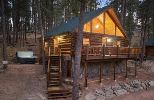 Rapid City House | Buffalo Lodge- Cozy Log House with Hot Tub