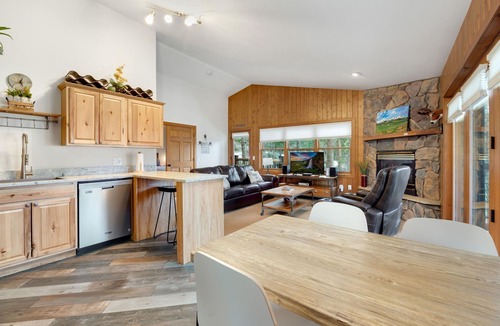 Estes Park Condo | C3 Deluxe Condo W/Two Balconies & Mountain View