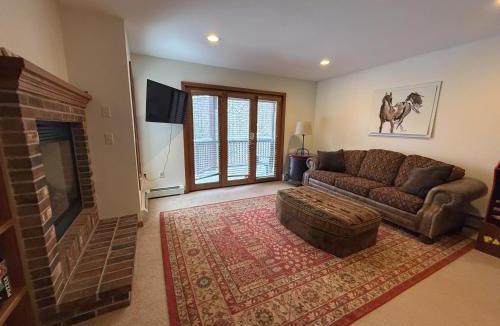 Bretton Woods House | C7 Beautifully appointed slopesideCrawford Ridge end unit townhome with fireplaces, yard