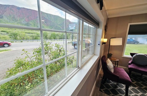 Glenwood Springs Cabin | Cabin 01: Vintage Western Remodeled Luxury & Breathtaking Views + Full Kitchen