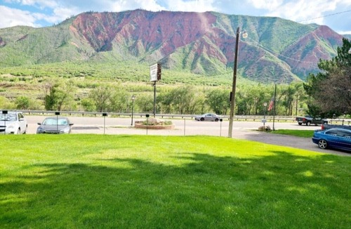 Glenwood Springs Cabin | Cabin 01: Vintage Western Remodeled Luxury & Breathtaking Views + Full Kitchen