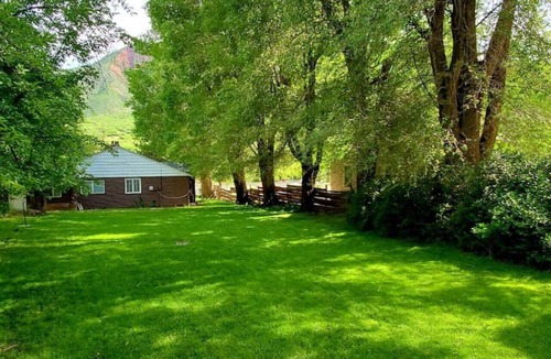 Glenwood Springs Cabin | Cabin 10 PETS OK 🐾Rustic Old West Studio+Kitchen