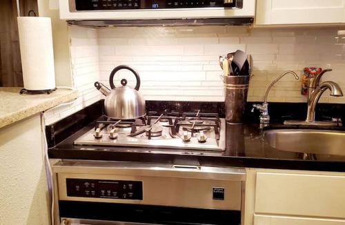 Glenwood Springs Cabin | Cabin 17: Cozy 2-Story Retreat w/Spiral Staircase Kitchen Sleeps 4