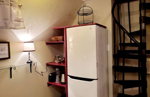 Glenwood Springs Cabin | Cabin 17: Cozy 2-Story Retreat w/Spiral Staircase Kitchen Sleeps 4