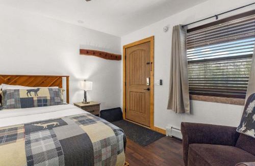 Estes Park Apartment | Cabin 18 - King Bed Mountain views Hotel Style