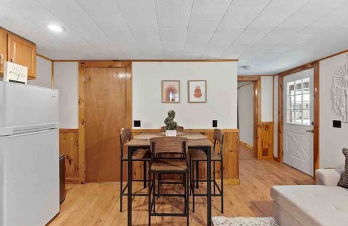 Thornton Cabin | Cabin W/Private Hot tub~Pet Friendly Near Loon mtn,Waterville & Owls nest Resrt!