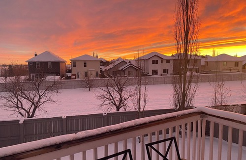 Calgary House | Calgary Home | 3BR Home | Sleeps 6 | Parking | 15min to Downtown