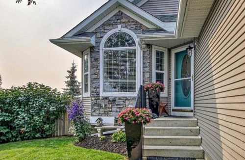 Calgary House | Calgary Home | 3BR Home | Sleeps 6 | Parking | 15min to Downtown