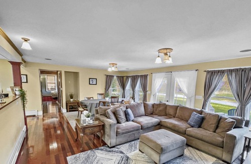 East Haven  Rutland County House | Calimont - Hot Tub- Pet Friendly - Minutes to Killington/Pico