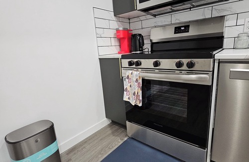 Regina House | Calm Stay, Stylish 2BR suite, 7-Mins to Regina Airport, Free Wi-Fi & Coffee