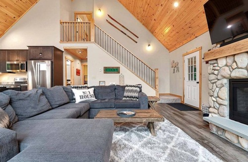 Sunday River Area Ski Chalet | Camp Mt. Will - w/Fireplace and Hot Tub!