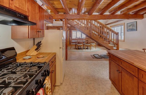 Campton House | Campton Log Cabin- Close to it all!