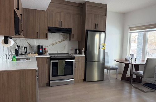 Airdrie House | Canal view Luxury modern legal walkout suite near airport