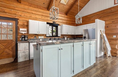 East Kootenay Apartment | Canterbury Lodge | Private Hot Tub | Arcade Games