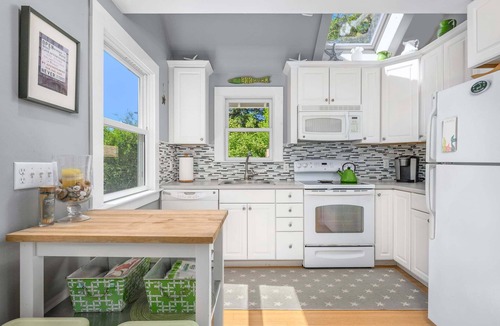 Chatham Cottage | Cape Cod Cottage near Beaches & Downtown